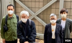已停止运作的”612人道支援基金”4名信托人学者许宝强(左起)、天主教香港教区荣休主教陈日君枢机、大律师吴霭仪、歌手何韵诗,5月24日到西九龙裁判法院应讯。 (美国之音/汤惠云)