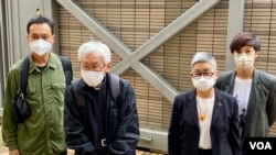 已停止运作的“612人道支援基金”4名信托人学者许宝强(左起)、天主教香港教区荣休主教陈日君枢机、大律师吴霭仪、歌手何韵诗，5月24日到西九龙裁判法院应讯 (国之音/汤惠云)