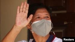 菲律宾前独裁者费迪南德·马科斯的儿子小马科斯2022年5月9日在投票后挥手致意。(路透社)