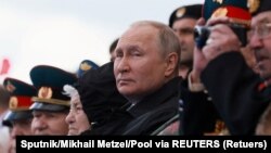 俄罗斯总统普京在莫斯科红场参加纪念反法西斯卫国战争胜利77周年的阅兵式。(2022年5月9日)