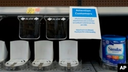 德州一家商店货架上婴儿奶粉短缺。(2022年5月10日)