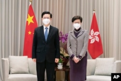 香港新特首李家超与前任林郑月娥在政府大楼。(美联社,2022年5月9日)