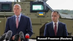 资料照片:时任澳大利亚国防部长的达顿宣布对乌克兰提供新的安全援助(2022年4月8日)