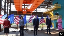 (从左至右)美国贸易代表戴琪(Katherine Tai)、商务部长吉娜·雷蒙多(Gina Raimondo)、国务卿布林肯(Antony Blinken)、欧洲委员会常务副主席瓦尔季斯·东布罗夫斯基斯(Valdis Dombrovskis)和欧洲委员会欧洲数字时代转型专员玛格丽特·维斯塔格(Margrethe Vestager)2021年9月29日在匹兹堡召开美国-欧盟贸易及技术理事会会议的第二天在一起合影。