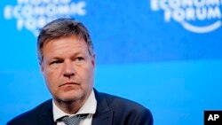 资料照片:德国副总理兼经济事务和气候行动部长罗伯特·哈贝克于2022年5月23日出席瑞士达沃斯世界经济论坛的小组讨论会。