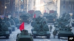 资料照片：俄罗斯自行火炮、坦克和军车沿街驶向红场，参加“胜利日”阅兵彩排。(2022年5月5日)