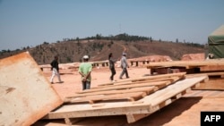 资料照:2016年10月7日,在马达加斯加,九星中国矿业公司的员工在一个采矿现场行走。