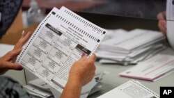 资料照:2020年10月31日,在内华达州的拉斯维加斯,县里的雇员在克拉克县选举部门的设施处理邮寄选票。(美联社)