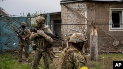 乌克兰军队在哈尔科夫郊区最近夺回的一个村庄附近进行侦察(2022年5月14日)
