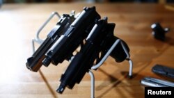 ကနေဒါအစိုးရရဲ့ ပြောင်းတိုသေနတ်တွေအပါအဝင် သေနတ်ကိုင်ဆောင်ခွင့်ပိတ်ပင်တဲ့ဥပဒေထွက်လာပြီးနောက် လူတယောက်က တရားဝင်ကိုင်ဆောင်ခွင့်ယူထားတဲ့ သေနတ်သုံးလက်ကို ပြသထားစဉ်။ (မေ ၃၁၊ ၂၀၂၂)