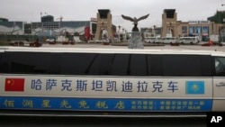 2018年4月1日一辆挂着中国和哈萨克斯坦国旗的加长豪华轿车在哈萨克斯坦与中国边境的特殊贸易区展示