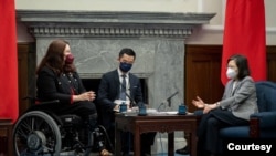 台湾总统蔡英文2022年5月31日在台北会晤到访的美国国会联邦参议员达克沃斯。(照片来自蔡英文推特)