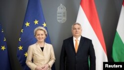 匈牙利总理维克特·奥尔班（Viktor Orban）与欧洲委员会主席尤尔苏拉·冯·德莱严（Ursula von der Leyen）2022年5月9号在匈牙利首都布达佩斯他会晤时合影。-路透社照片 