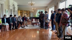 台美人社团代表2022年5月23日在华盛顿双橡园举行的乌克兰人道援助捐款仪式中为加州台湾教会枪击案丧生的医师郑达志默哀(美国之音锺辰芳拍摄)