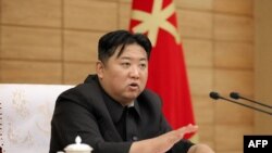 这张照片拍摄于2022年5月21日,由朝中社发布。照片显示,朝鲜领导人金正恩在平壤的一次会议上讲话。