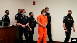 纽约州布法罗枪击案嫌疑人詹德隆出庭被正式起诉(2022年5月19日)