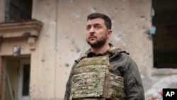 乌克兰总统泽连斯基视察被战火蹂躏的哈尔科夫。（2022年5月29日）