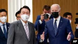 Tổng thống Hoa Kỳ Joe Biden (phải) và Tổng thống Hàn Quốc Yoon Suk-yeol đến thăm nhà máy Samsung Electronics ở Pyeongtaek vào ngày 20/5/2022.
