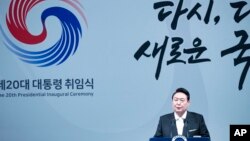 韩国总统尹锡悦在首尔一家酒店举行的就职晚宴上发表讲话。（2022年5月10日）