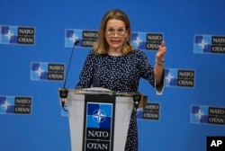 资料照片:美国驻北约大使朱莉安·史密斯在北约布鲁塞尔总部的一次记者会上讲话。(2022年2月15日)