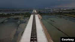 Pembangunan tol tanggul laut Semarang-Demak yang diproyeksikan mampu melindungi sebagian wilayah dari rob, namun dikritik pegiat lingkungan.(Foto: Humas Jateng)