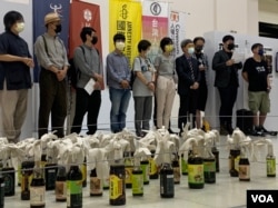 本周的台湾六四纪念活动,已融入香港反送中元素,展出如港人抗争时自制的汽油弹等历史资料。(美国之音特约记者杨安拍摄)