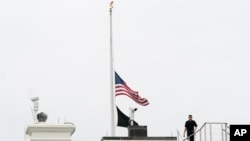 白宫降半旗向德克萨斯州尤瓦尔迪的罗布小学枪击案罹难者致哀。(2022年5月24日)