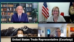 美国贸易代表发出照片显示,美国主管亚太地区贸易事务的副贸易代表莎拉∙比亚奇(右上)与台湾行政院政务委员兼经贸总谈判代表邓振中(左上)举行视频会晤。(2022年6月1日)