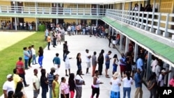 资料照片:圭亚那人在首都乔治敦排队参加总统选举投票。(2020年3月20日)