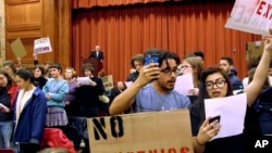 明德大学的学生在查尔斯·穆雷的演讲期间闹场抗议。(2017年3月2日)