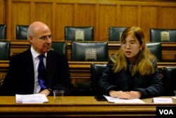 多年来推动《马格尼茨基法》的金融家布劳德(Bill Browder,图左)与“重光团队”团队成员Venus (图右)(美国之音/郑乐捷)