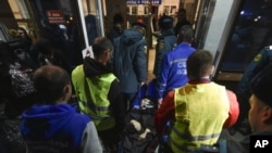 从乌克兰南部赫尔松撤离的救护人员和志愿者抬着一名老年撤离者抵达克里米亚。(2022年11月10日)