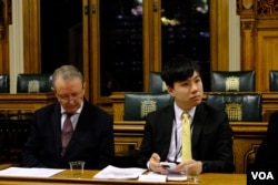 奥尔顿勋爵(图左)与前香港区议员李轩朗(图右)(美国之音/郑乐捷)