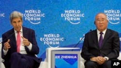 资料照片 - 2022 年 5 月 24 日在瑞士达沃斯举行的世界经济论坛期间，美国总统气候问题特使约翰·克里在中华人民共和国气候变化问题特使谢振华一道参加会议。