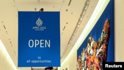 2022年11月10日,工人们在诗丽吉王后国家会议中心悬挂2022年APEC峰会的横幅。(路透社照片)