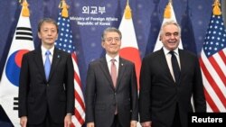 左起:日本副外相冈野正孝(Masataka Okano)、韩国副外长金洪均(Kim Hong-kyun)和美国副国务卿坎贝尔(Kurt Campbell)在首尔外交部举行三边会谈。(2024年10月15日)