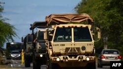 美军人员乘车赶往夏威夷毛伊岛山火灾区。(法新社2023年8月15日)