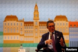 前北约秘书长拉斯穆森在台北举行的记者会上讲话。(2023年1月5日)