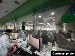 北京朝阳医院发热门诊12月10日爆满的情况。(读者提供)