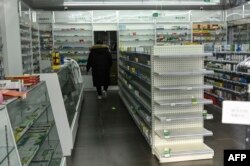 北京一家药店治疗退烧的药物货架空空。(2022年12月17日)