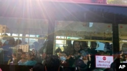 မနှစ် ဇန်နဝါရီလ ၄ ရက်နေ့က အင်းစိန်အကျဥ်းထောင်ကနေ လွတ်ငြိမ်းသက်သာခွင့်နဲ့ ပြန််လွတ်လာသူများနဲ့ ကြိုဆိုနေကြတဲ့ မိသားစု မိတ်ဆွေများ။ (ဇန်နဝါရီ ၄၊ ၂၀၂၃)