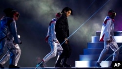 Personil BTS, Jung Kook, saat tampil di acara pembukaan Piala Dunia 2022 di stadion Al Bayt, Qatar, November 2022 (dok: AP/Manu Fernandez)