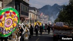 1月9日,在中国浙江省桐庐县村庄附近的民众为当地一名去世的妇女送葬。(路透社)