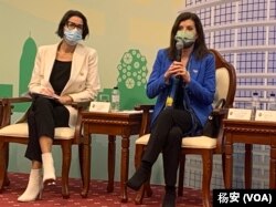 欧洲议会国贸委员会副主席阿西马柯波萝(Anna-Michelle Asimakopoulou,右)。(美国之音特约记者杨安摄影)