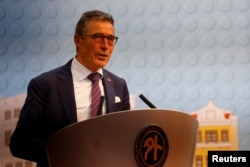 前北约秘书长拉斯穆森在台北举行的记者会上讲话。(2023年1月5日)