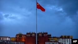 资料照:西藏拉萨布达拉宫前飘扬的中国国旗。(2021年6月1日)