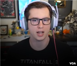 网络评论家和数据隐私倡导者布拉德·奥弗比(Brad Overbey)接受美国之音视频采访截图