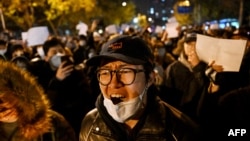 北京年轻人上街游行,抗议严厉的防疫政策,悼念日前在新疆乌鲁木齐市死于火灾的至少10名遇难者。 (2022年11月28日)