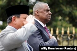 Menteri Pertahanan Prabowo Subianto dan Menteri Pertahanan AS Lloyd Austin memberi hormat saat upacara penyambutan di Jakarta, 21 November 2022. (Foto: REUTERS/Willy Kurniawan)