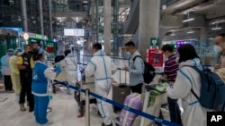 资料照 - 2020年10月20日，来自中国上海的观光客手持特别旅游签证抵达泰国曼谷的素万那普机场。